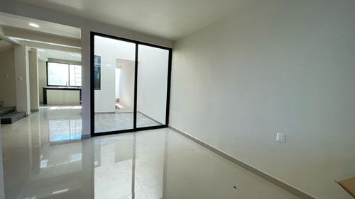 Casa Moderna Nueva En Venta, De Tres Niveles, En Hacienda Barbabosa, A 5 Min De C.u. Y De La Estación Del Tren, A 15 Min Del Centro De Toluca Y De Metepec