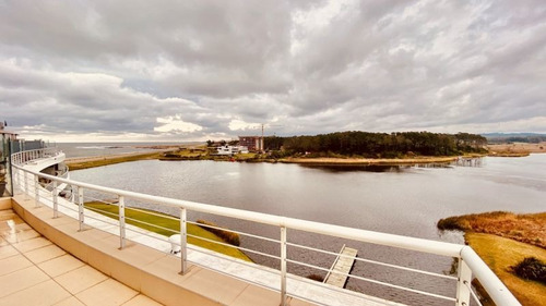 Imagen 9 de 27 de Apartamento 3 Dormitorios En Playa Mansa, Punta Del Este - Terraza De La Laguna