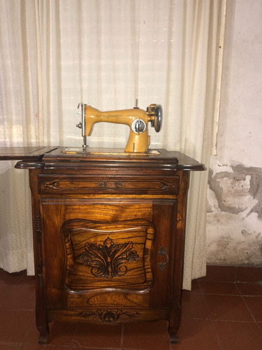 Maquina De Coser Gardini Con Mueble Tallado.