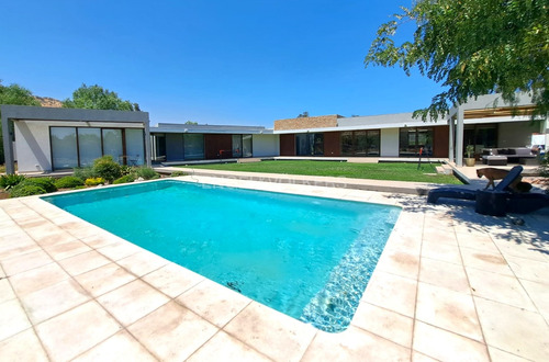 Casa Moderna De Un Piso Con Amplios Espacios En Arriendo