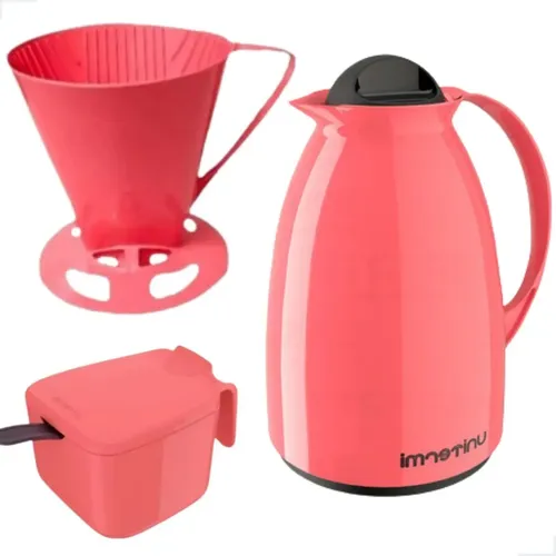 Kit para café em cor rosa-salmão, contendo uma garrafa térmica, um suporte para filtro de café e um açucareiro com colher, dispostos separadamente em fundo branco.