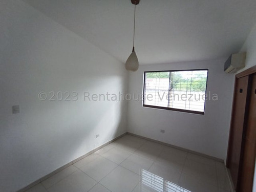 Casa En Venta En Colinas De Guataparo Valencia Mm Carabobo Con Patio Jardin Vigilancia Y Agua De Manantial