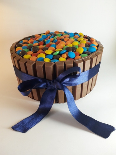 Torta Con Kit Kat Y Confites De Chocolate Con Cinta De Raso