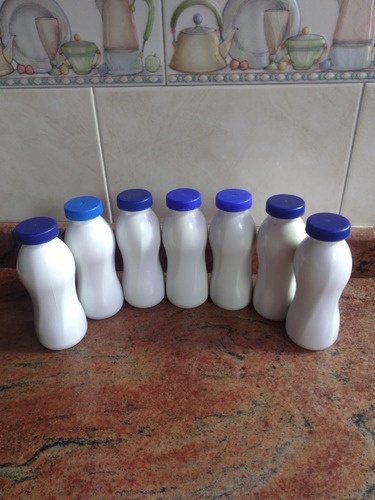 Botellas Plásticas De 250 Ml Con Tapa. Eran De Yogurt