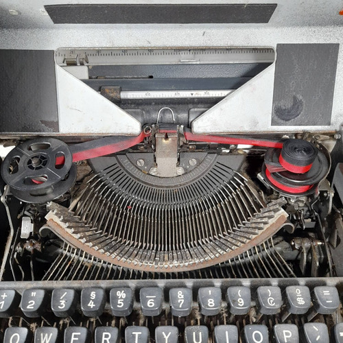 Imagem 6 de 7 de Máquina De Escrever Olympia Pra Conserto Peças Ou Decoração