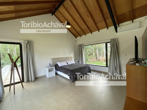 Destacada Casa Sobre La Costa En Balneario El Ensueño