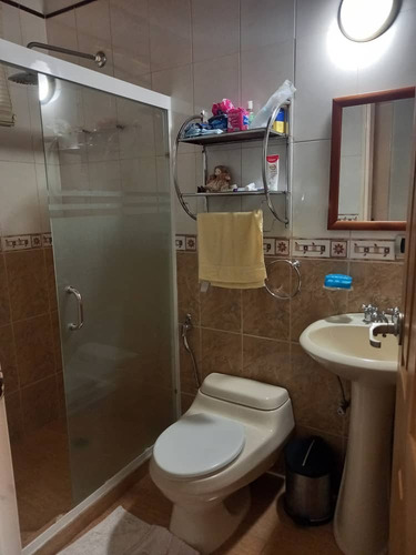 En Venta Casa 214m2 3h/4b/5p. Guatire.