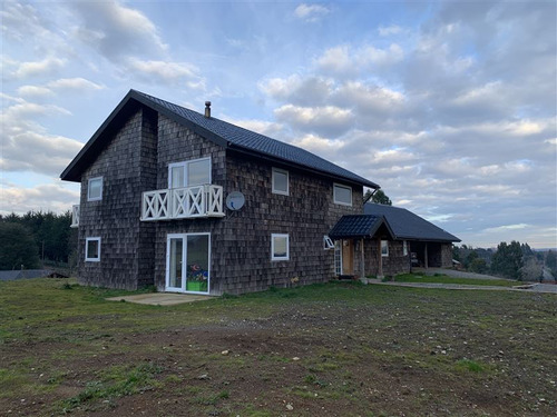 Casa En Venta De 4 Dorm. En Puerto Varas