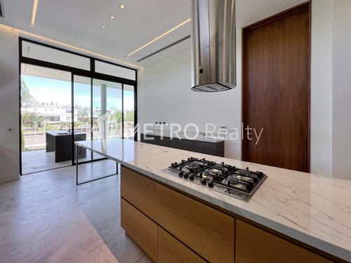 Casa En Venta Con 4 Suites Y Amarra En El Yacht, Nordelta