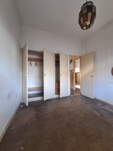 Tipo Casa 4 Amb Al Frente En Planta Baja Con Patio * A Mts De Avenidas*