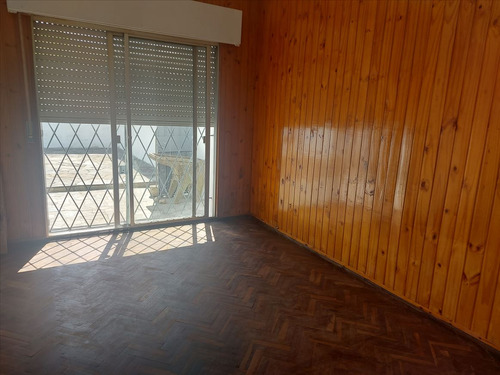 Casa Con Jardin , 2 Dormitorios, Cochera Y Apto Al Fondo