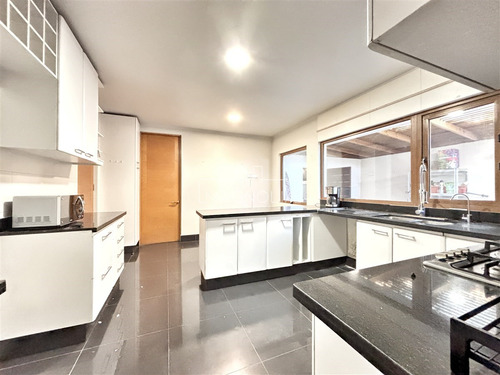 Casa En Venta De 6 Dorm. En Colina