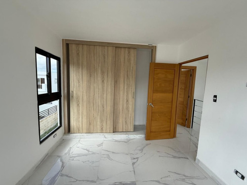 Casa En Alquiler En Boulevard Turístico Bávaro, Punta Cana, 205m2, 2 Hab. 2 Parqueos, Excelente Zona, Tranquila, Seguridad, Todas Las Comodidades, Un Paraíso Para Vivir.