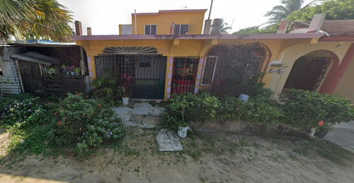 Bonita Casa Economica De Remate Bancario Cerca De La Playa En  Lomas De Barrillas, Veracruz., México. -ijmo3