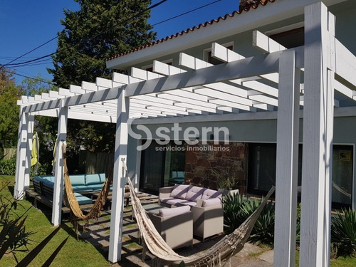 Venta Casa 4 Dormitorios, Playa Mansa, Punta Del Este- Ref: 1560