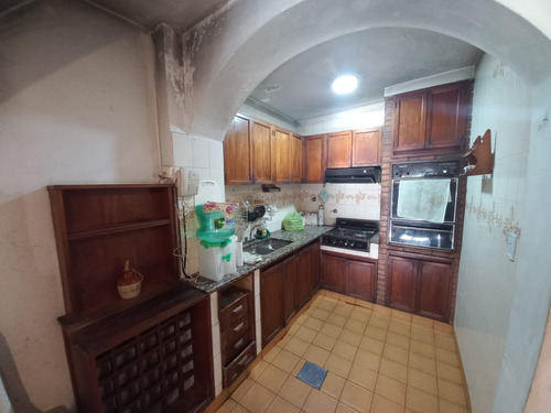 Venta Casa Lote Propio Con Garage Cubierto Y Local En Esquina 2 Plantas Con 2 Terrazas Tiene 166 M2 Cubiertos. A 3 Cuadras Parque Sarmiento Y Av Balbin, 4 Cuadras Av Gral Paz Y A 3 Cuadras Av Parque