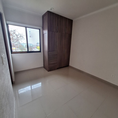 Hermosa Casa En El Refugio, 3 Recamaras, Roof, 4.5 Baños, Cuarto De Servicio