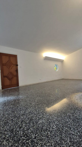 Casa En Alquiler. Los Palos Grandes. 350 Mt, 4h+s/4b+s/2e