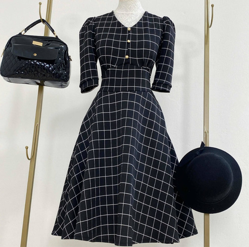 Imagem 7 de 9 de Vestido Midi Rodado Preto Xadrez Manga Princesa
