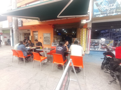 Restaurante Acreditado Ubicado En Zona Comercial