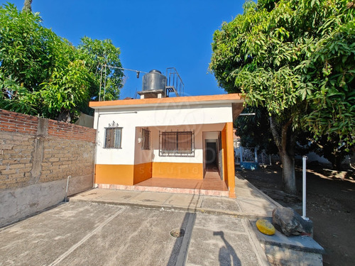 Casa En Venta En Col. Juan Morales Con Amplio Jardín Ideal Para Inversión