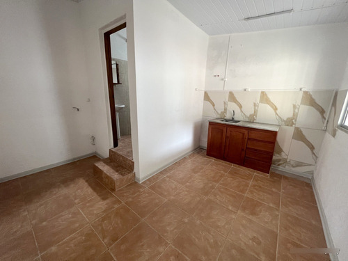 Alquiler De Hermoso Apartamento Punta De Rieles, Tipo Casita, Lugar Para 2 Autos, 1 Dormitorio, Patio, Sin Gastos Comunes, A Nuevo!! Muy Segura