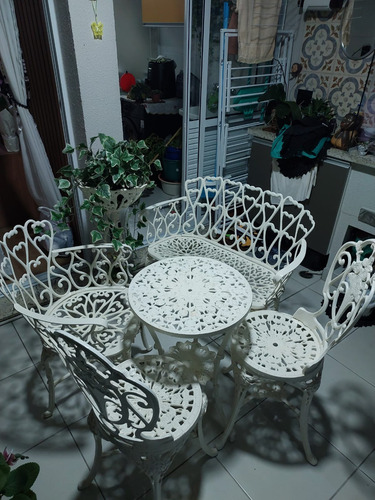 Conjunto De Mesa E Cadeiras Para Jardim