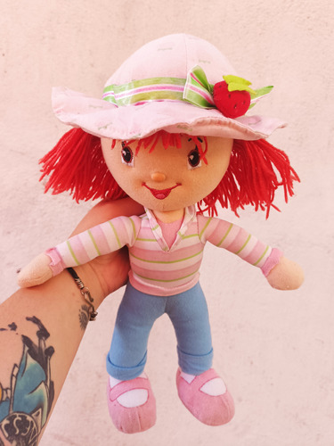 Muñeca Frutillita Strawberry De Peluche 