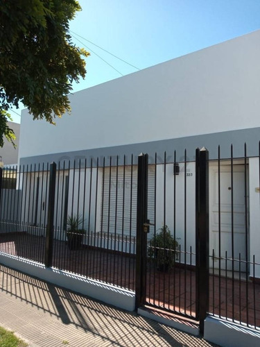 Imagen 1 de 17 de Casa De 3 Dormitorios En Venta En Ringuelet