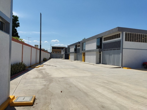 Imagen 2 de 16 de Sandra Viloria Alquila Galpón A Estrenar En Complejo Privado En El Sector Hugo Oliveros En Cagua