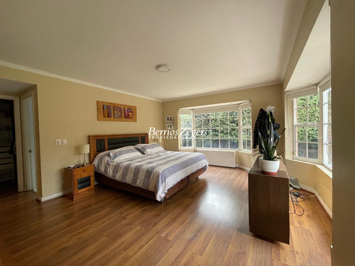 Casa En Venta De 5 Dorm. 4 Baños Más Servicio E Lo Barnechea