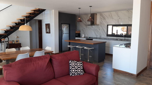 Venta Casa Diseño, Barrio Laderas, Chacras De Coria