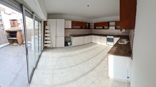 Gascón Al 500 Y Sarmiento, Almagro. Superficie Total 130 M2. Piso 4 Al Frente. 4 Ambientes. 3 Dormitorios. 2 Baños. Patio Grande De 27 M2. Baulera. Muy Luminoso Y Silencioso. Apto Crédito. Apto Profes