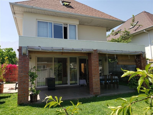 Casa En Venta De 4 Dorm. En Peñalolén