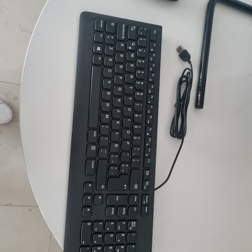 Lenovo Aio 1tb 256ssd 12gb Ram Ic3 Decima Generacion Negro (Usado)