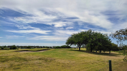 Imagen 7 de 25 de Moderna Casa En Venta Con Pileta Sobre El Golf, El Canton