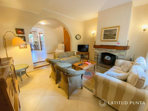Casa En Cantegril- Ref: 1335