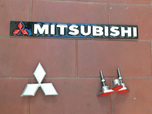 Logo Mitsubishi Montero (solo Placa Negra Con Letras Blanca)