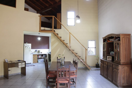 Chalet En Garin.muy Lindo.