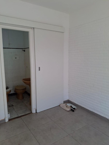 Venta - Oficina 2 Ambientes Con Terraza En Galería Comercial A Metros De La Estación San Isidro