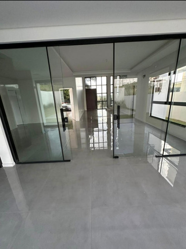 Casa Ideal Para Sua Família! A 10 Minutos Do Centro De Chapecó, Com Ótimo Acabamento, Ambientes Amplos E Prontos Para Receber Você Com Todo O Conforto.