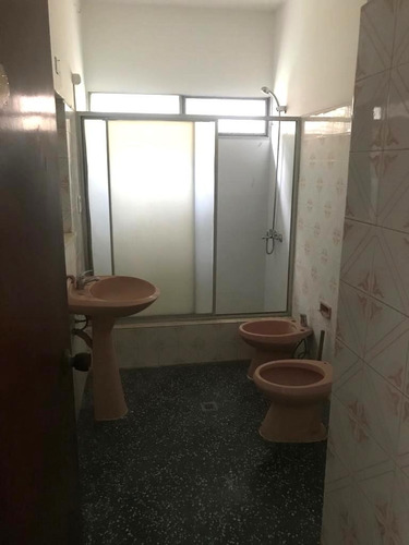 Imagen 9 de 15 de Excelente Ubicación A Metros De Plaza !! Moderna Y Amplia, 3 Dormitorios, 2 Baños, Garage, Parrillero. Para Uso Tanto De Casa Habitación, Instituto O Empresa!