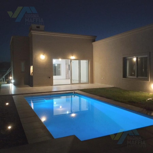 Casa Con Pileta De Construccion Tradicional - San Ramon Pilar Del Este