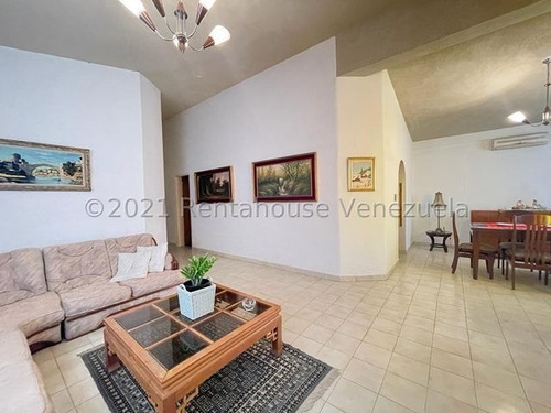 Imagen 2 de 14 de Casa, Con Amplias Y Cómodas Áreas Comunes, Así Como Sus Habitaciones, Adornada Con Una Cocina Clásica. Inmejorable Ubicación. #22-13498