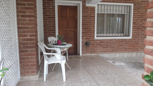 Dpto. De 2 Ambientes Amplios, Con Gran Jardin Y Privacidad.