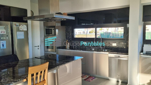 Casa En Lagos De Canning Con 4 Dormitorios Sobre Gran Lote De 940 M2