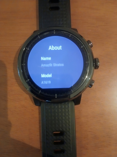 Smartwatch Amazfit Sport Stratos display de 1.34" con correa de silicona color negro y caja color negro/rojo