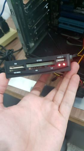 Cartao De Memoria Compact Flash 2 Gb + Leitor De Cartoes
