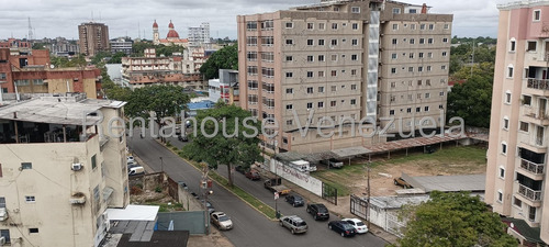Jip 25-8688. Rent-a-house Vende Edificio Comercial De 1100 Mts2, 7 Niveles, 6 Locales, 23 Oficinas, Terraza Diseñado Para Restaurante, Con Inst. Eléctricas, Sanitarias, Ascensores. En Maturin, Monagas
