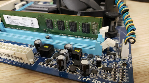 Kit Placa Mãe - Gigabyte - Processador Celeron E3300